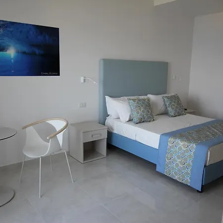 Lucia Hotel *