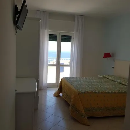 Lucia Hotel *