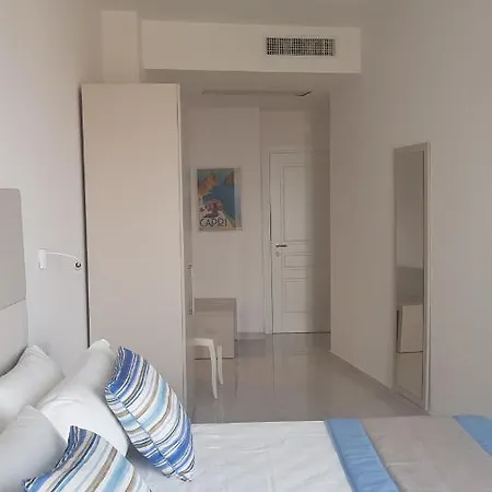 Lucia Hotel *