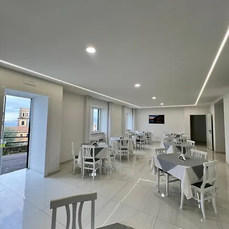 Lucia Hotel *